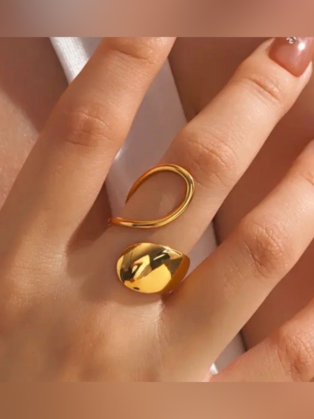 Sleek 18k Gold plated stainless steel Women's Ring
